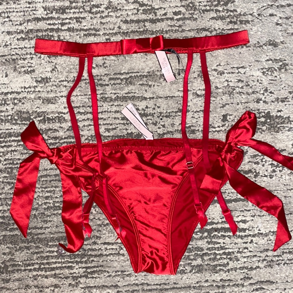NWT VICTORIA SECRET GARTER AND PANTY SET